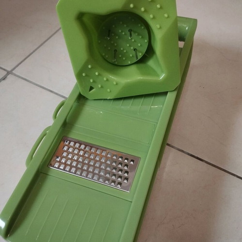 Vegetable mandoline used with collection container