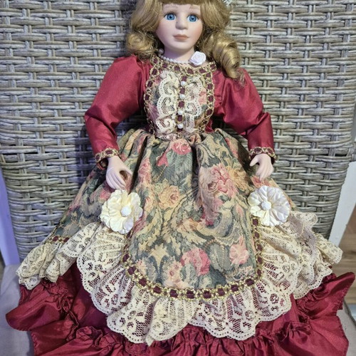 Porcelain collector doll Victoria DOLLS-Kate like new