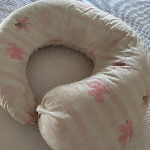 Nursing and Pregnancy Pillow like new with practical clip