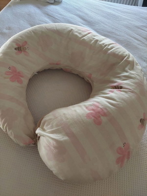 Nursing and Pregnancy Pillow like new with practical clip