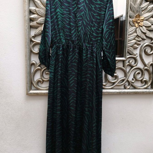 Maxi dress like new with shoulder pads, black and green, size L