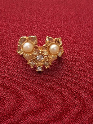 Vintage flower-shaped brooch with gold metal frame, pearls and crystals
