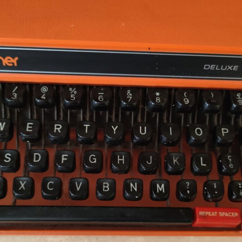 Brother Deluxe 650TR Typewriter like new, orange 70's