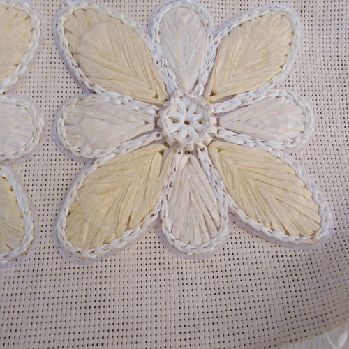 Straw Shoulder Bag with Embroidered Flowers like new, beige