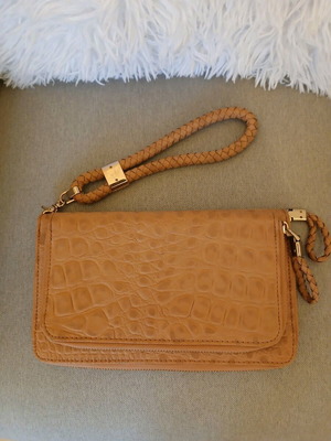 Πορτοφόλι-clutch Parfois καμηλό με λουράκι σαν καινούργιο