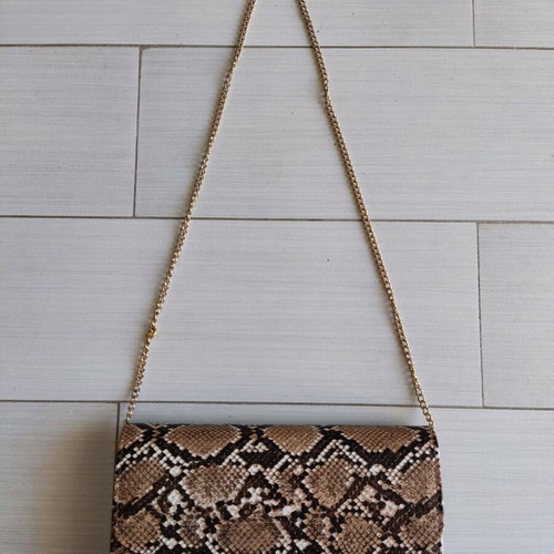 Shoulder bag with snake pattern used, magnetic closure and chain