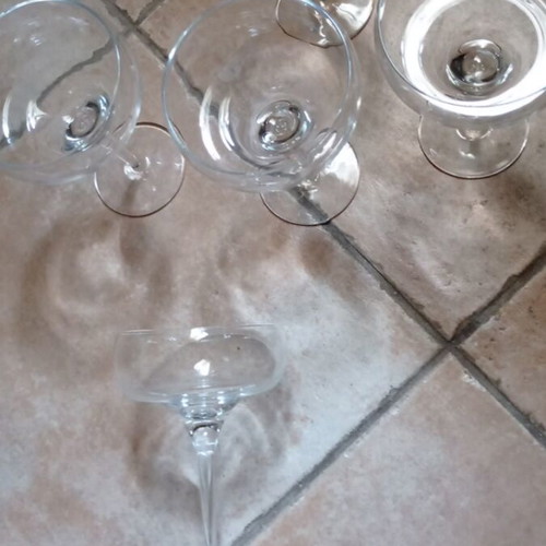 Set of 2 glass salad bowls with 5 champagne glasses