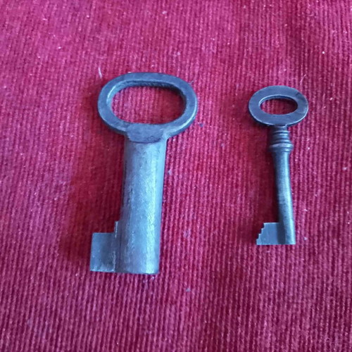 Antique metal keys set of 2, 8 and 6 points, like new, 1890-1920