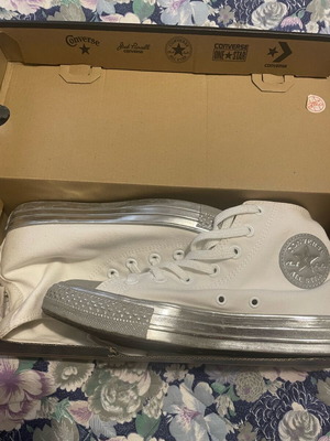 Converse λευκά ασημί!