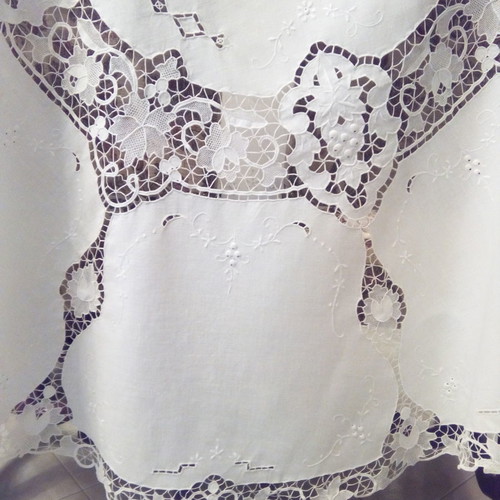 Handmade round tablecloth with kopaneli lace and white embroidery, new