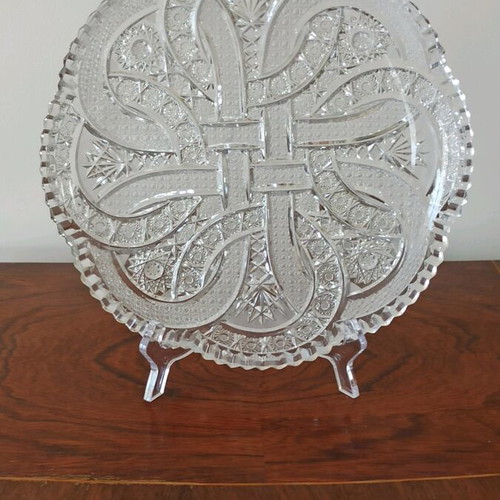 Crystal platter like new with intricate patterns and 28 cm diameter