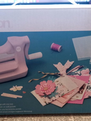 Mini Evolution Die Cut Machine Kit used We R Memory Keepers