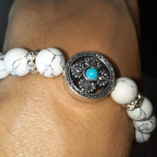 Bracelet with white Haolite semi-precious stones, metal cross and beads new
