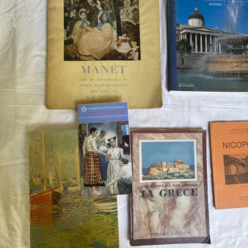 Set of used books and brochures on fine arts and archaeology