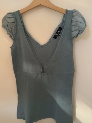 T-shirt A.L.E. like new, size small, turquoise