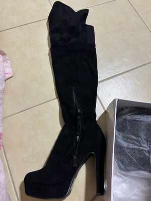 Black suede knee-high boot with round toe used, size 38