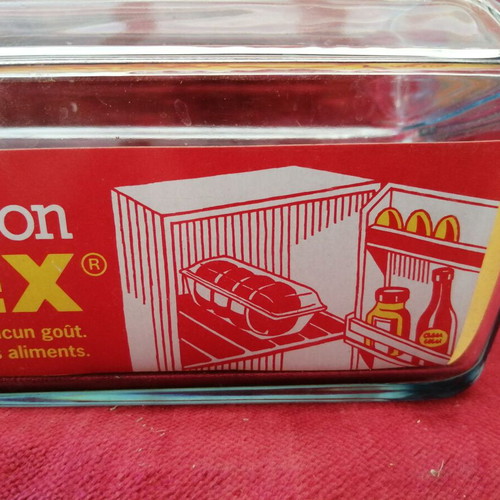 Pyrex cake pan with lid new