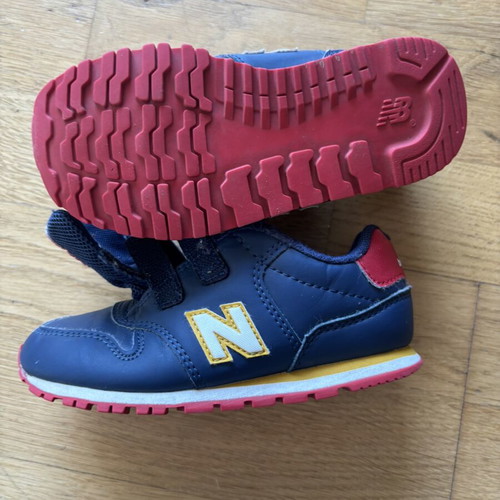 Παιδικά παπούτσια New Balance νούμερο 27,5 σαν καινούργια με μικρή αποκόλληση μπροστά