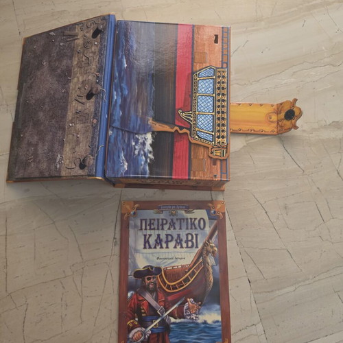 D Pirate Ship with book used, very good condition