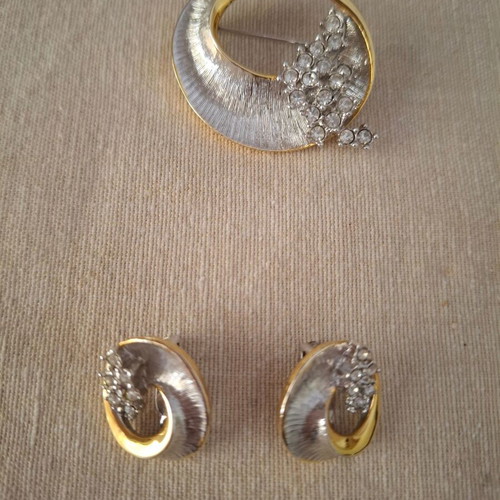 Brooch and earrings set like new with crystals