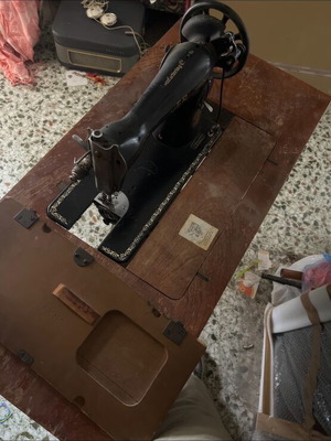 Singer ραπτομηχανή μεταχειρισμένη με ξύλινο τραπέζι