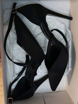 Women's satin high-heeled shoes size 37 used with strap