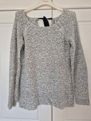 Stradivarius gray-white pullover like new with bow on back size M