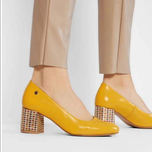 Maciejka yellow leather pumps like new size 41 with block heel
