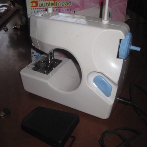 CHILDREN'S BATTERY SEWING MACHINE