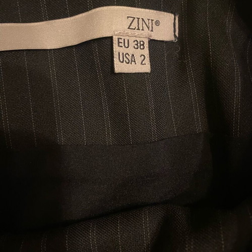 Zini skirt like new, size small, black