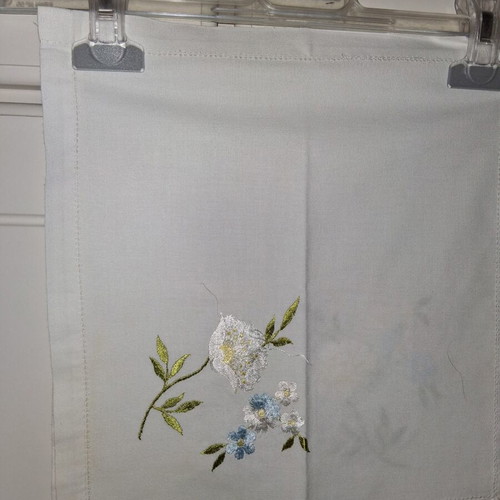 Set of 3 embroidered linens like new with delicate floral design