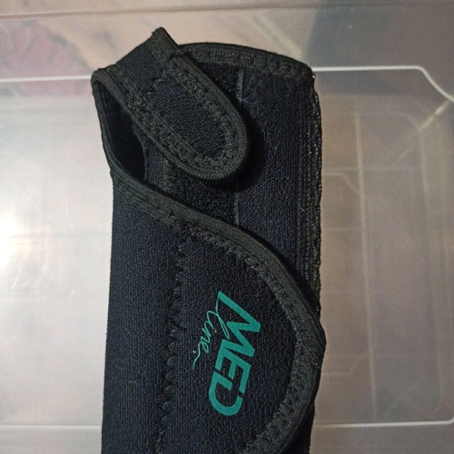 Medline right hand splint used with wrist support