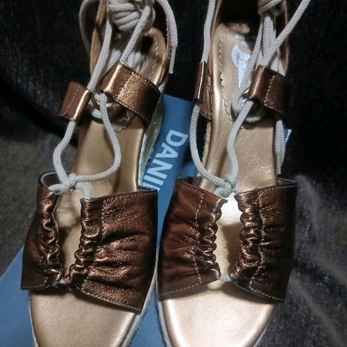 Bata women's leather sandals new, size 40, bronze color
