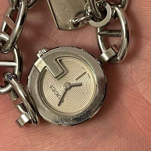 Gucci γυναικείο ρολόι χειρός μοντέλο YA107508 ασημί σαν καινούργιο