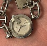 Gucci γυναικείο ρολόι χειρός μοντέλο YA107508 ασημί σαν καινούργιο