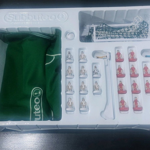 Subbuteo set Real Madrid like new with 2 teams and pitch