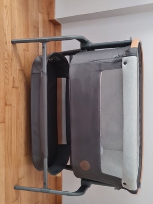 Maxi Cosy bassinet in graphite color like new