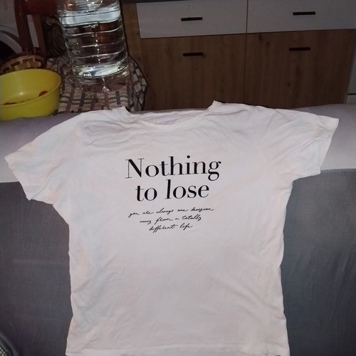 Λευκό γυναικείο T-shirt με κλασική γραμμή και στάμπα "Nothing to lose"