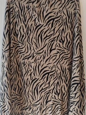 Animal print skirt Trendyol like new, soft fleece fabric
