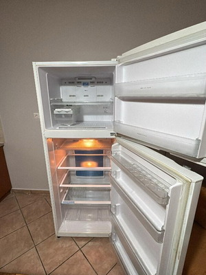 Σετ επίπλων σπιτιού μεταχειρισμένο με κρεβατοκάμαρα, καναπέδες, τραπέζι, ψυγείο και τηλεοράσεις