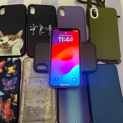 Iphone Xr 64 gb used with 80% battery health and 9 cases