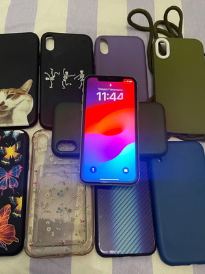 Iphone Xr 64 gb μεταχειρισμένο με 80% υγεία μπαταρίας και 9 θήκες