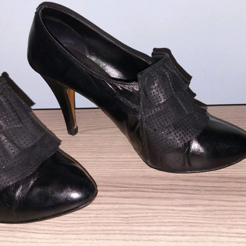 Black leather pumps used with integrated design, size 38