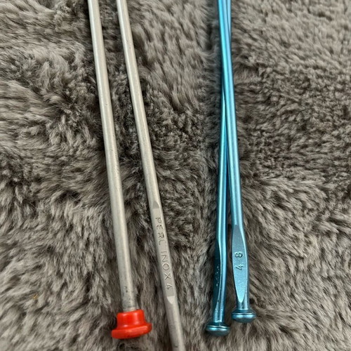 Knitting needles used, 2 pairs