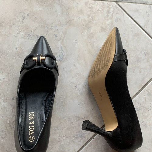 Black and gold pumps size 37 like new
