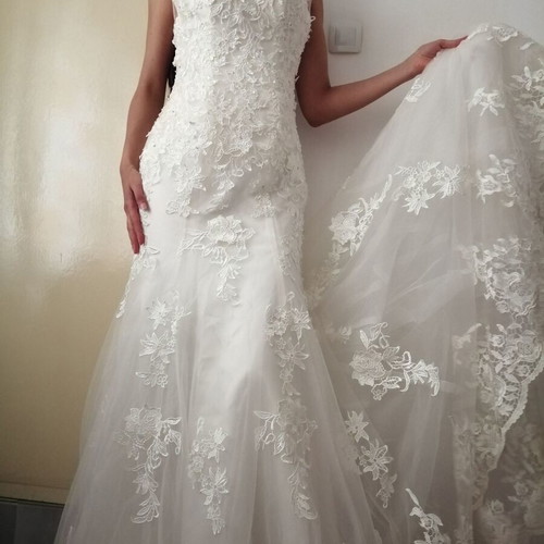 Boutique lace women's wedding dress with transparent back, size L