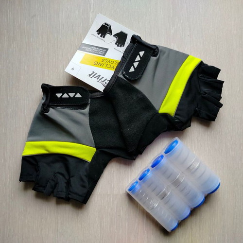 Cycling gloves new with free plastic coin holder