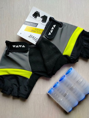 Cycling gloves new with free plastic coin holder