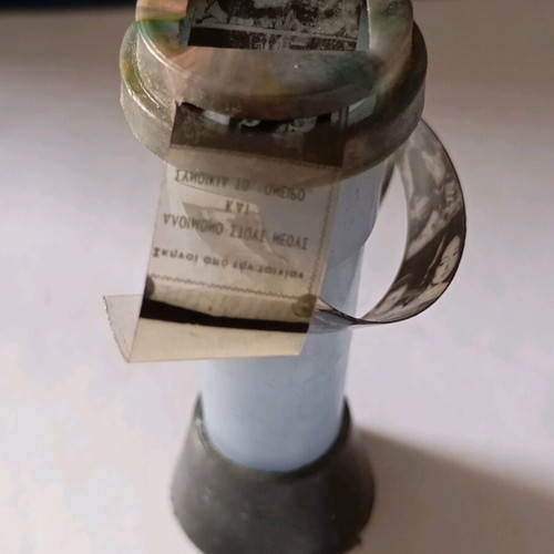 Stereoscopic toy used with frames from Aloimono stous neous movies