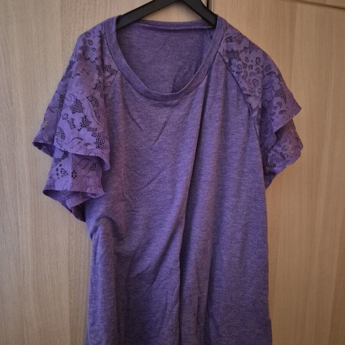 T-shirt with purple lace like new, size L